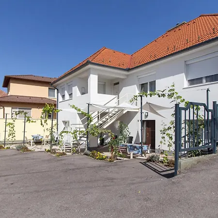 Apartment Deli Terasz C Free Parking, Self-check-in Anytime Gyor